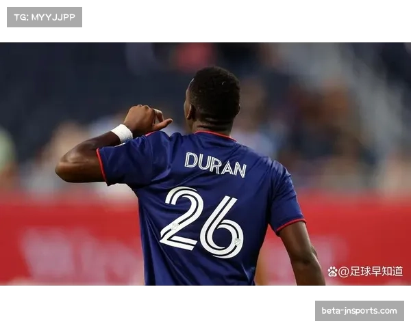 维拉前锋沃特金斯速度与跑位 成反击战术核心对决阿森纳临时防线